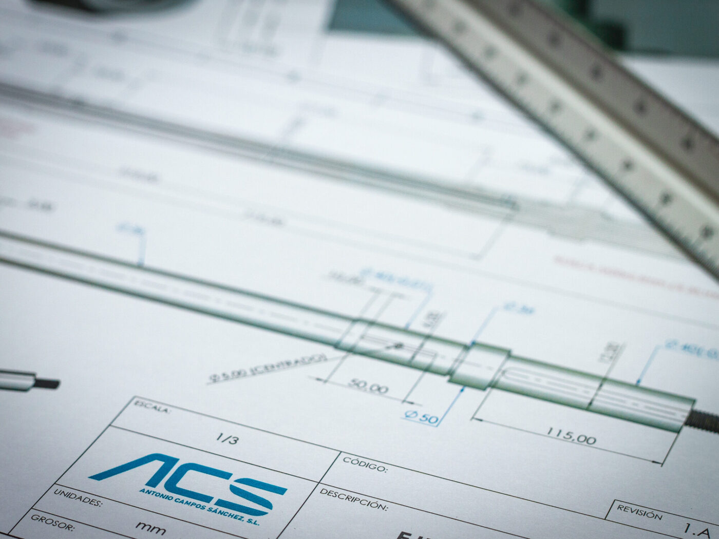 Plano de fabricación de un eje con el sello de ACS Antonio Campos Sánchez